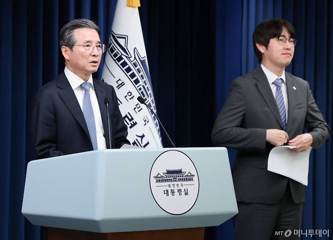 (서울=뉴스1) 허경 기자 = 김용범 정책실장이 1일 서울 용산 대통령실 청사에서 샘 올트먼 오픈AI CEO 접견 관련 브리핑을 하고 있다. 오른쪽은 하정우 AI미래기획수석. 2025.10.1/뉴스1 Copyright (C) 뉴스1. All rights reserved. 무단 전재 및 재배포, AI학습 이용 금지. /사진=(서울=뉴스1) 허경 기자