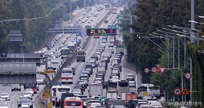 추석 연휴 첫날인 3일 오후 서울 서초구 잠원IC 부근 경부고속도로 하행선이 귀성 차량으로 정체를 빚고 있다. 2025.10.3/사진=뉴스1 /사진=(서울=뉴스1) 박지혜 기자