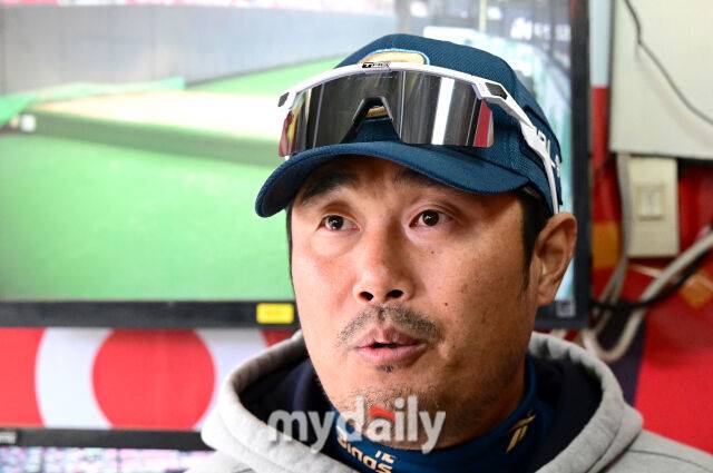 2025년 4월 9일 오후 경기도 수원KT위즈파크에서 진행된 '2025 신한 SOL뱅크 KBO 리그' NC 다이노스와 KT 위즈의 경기. NC 이호준 감독이 경기 전 취재진들의 질문에 답하고 있다./마이데일리