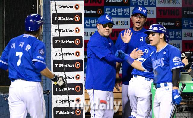 2025년 8월 28일 오후 서울 잠실구장에서 열린 '2025 신한 SOL뱅크 KBO 리그' 삼성 라이온즈와 두산 베어스의 경기. 삼성 박진만 감독이 5회초 기뻐하고 있다./마이데일리