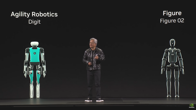 젠슨 황 엔비디아 최고경영자(CEO)가 올 1월 미국 라스베이거스에서 열린 CES 2025 기조연설에서 휴머노이드 로봇을 소개하고 있다. [엔비디아 제공]