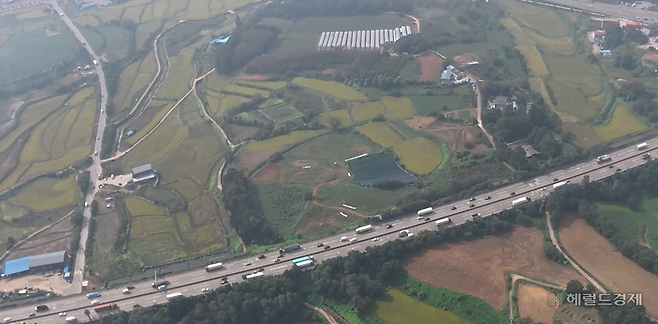 2일 헬기를 타고 지상 500m 상공에서 내려다본 경부고속도로 모습은 구름이 끼면서 뿌옇다. 사진=이용경 기자 [항공촬영 협조=경기남부경찰청 항공대 김형수 경감·정종인 경위]