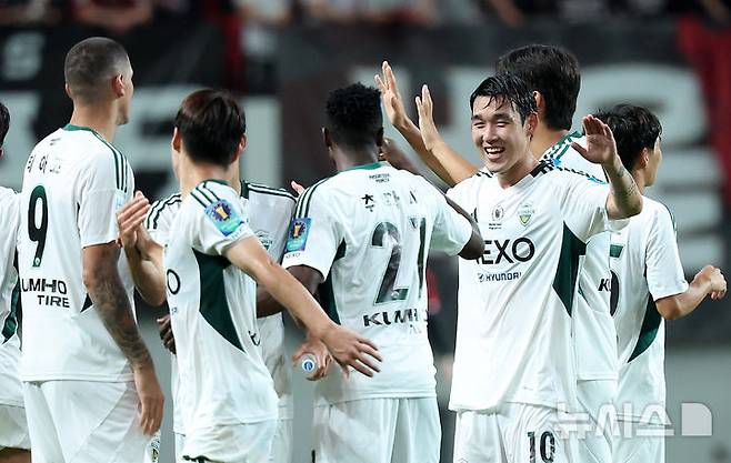 [서울=뉴시스] 이영환 기자 = 지난 7월2일 오후 서울 마포구 서울월드컵경기장에서 열린 2025 하나은행 코리아컵 8강 전북 현대 모터스와 FC 서울의 경기에서 결승골을 넣어 1-0으로 승리를 이끈 전북 현대 송민규가 기뻐하고 있다. 2025.07.02. 20hwan@newsis.com