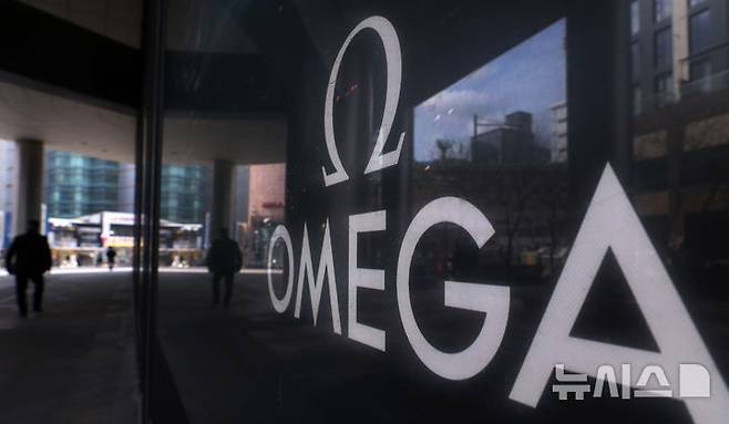 [서울=뉴시스] 김혜진 기자 = 사진은 16일 서울 시내 한 오메가 매장 앞으로 시민들이 지나가고 있다. 2025.02.25. jini@newsis.com