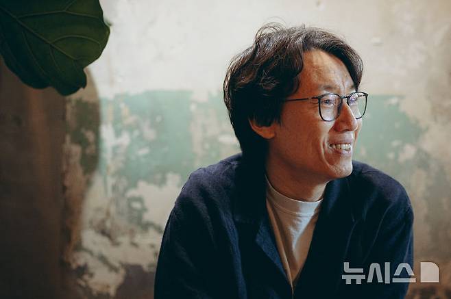 [서울=뉴시스] 정병혁 기자 = 김영탁 감독이 26일 서울 중구의 한 카페에서 뉴시스와의 인터뷰를 하고 있다.  2025.09.26. jhope@newsis.com