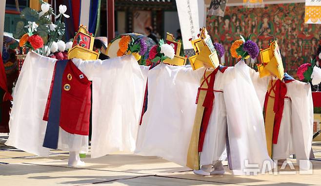 [서울=뉴시스] 김선웅 기자 = 20일 서울 은평구 진관사에서 수륙재 개건 626주년 기념 2024 진관사 국행수륙재가 봉행되고 있다.국행수륙재는 나라의 안녕과 백성의 평안을 기원하고 한반도에서 죽어간 고혼들의 넋을 위로하는 불교의식이며 국가무형유산으로 지정돼있다. 2024.10.20. mangusta@newsis.com