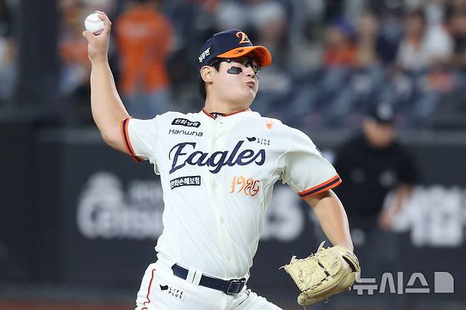 [대전=뉴시스] 조성우 기자 = 29일 대전 중구 한화생명볼파크에서 열린 2025 KBO리그 LG 트윈스와 한화 이글스의 경기, 한화 마무리 투수 김서현이 LG 9회초 공격 때 마운드에 올라 역투하고 있다. 2025.09.29. xconfind@newsis.com