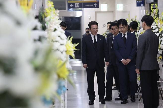 [서울=뉴시스] 김진아 기자 = 김민석 국무총리가 3일 세종시의 한 장례식장에 마련된 국가전산망 담당 행정안전부 공무원 빈소를 찾아 조문하고 있다. (사진=국무총리실 제공) 2025.10.03. photo@newsis.com *재판매 및 DB 금지