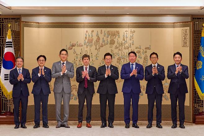 이재명 대통령이 1일 용산 대통령실에서 샘 올트먼 오픈AI CEO와의 접견에 앞서 참석자들과 기념촬영을 하고 있다. 왼쪽부터 김용범 정책실장, 김정관 산업부 장관, 이재용 삼성전자 회장, 샘 올트먼 오픈AI CEO, 이재명 대통령, 최태원 SK그룹 회장, 배경훈 과기부 장관, 강훈식 비서실장. 연합뉴스