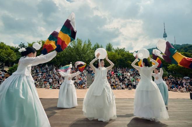 남산골한옥마을에서 추석 공연을 관람하는 시민들. 서울시 제공