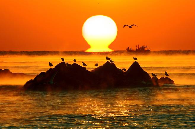 문무대왕릉의 일출. 경주시 제공