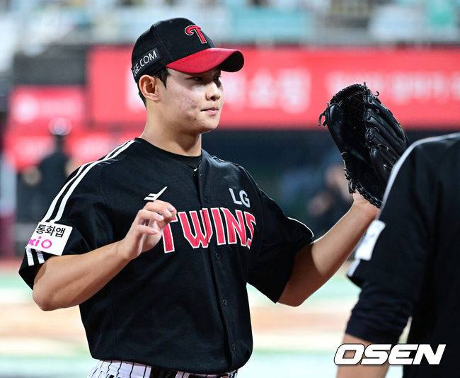[OSEN=수원, 최규한 기자] 16일 수원 KT위즈파크에서 ‘2025 신한 SOL Bank KBO리그’ KT 위즈와 LG 트윈스의 경기가 열렸다. KT 황재균을 삼진으로 잡고 이닝을 마무리지은 LG 투수 김영우가 더그아웃으로 향하고 있다. 2025.09.16 / dreamer@osen.co.kr