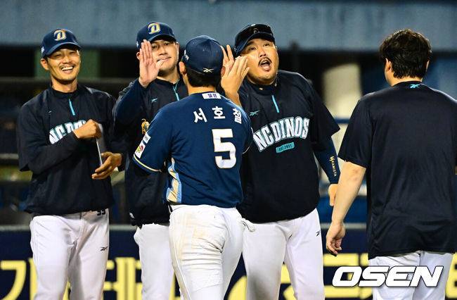 [OSEN=잠실, 지형준 기자] 프로야구 LG 트윈스가 자력 우승에 실패했다.&nbsp;NC 다이노스는 파죽의 8연승을 이어갔다.&nbsp;&nbsp;NC는 1일 서울 잠실구장에서 열린 2025 KBO리그 LG와 경기에서 7-3으로 승리했다.&nbsp;경기를 마치고 NC 이호준 감독이 승리를 기뻐하고 있다. 2025.10.01 /jpnews@osen.co.kr