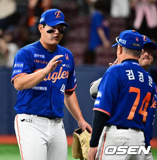 [OSEN=고척, 조은정 기자] 세이브를 거둔 한화 김서현이 김경문 감독과 하이파이브를 하고 있다. 2025.08.26 /cej@osen.co.kr