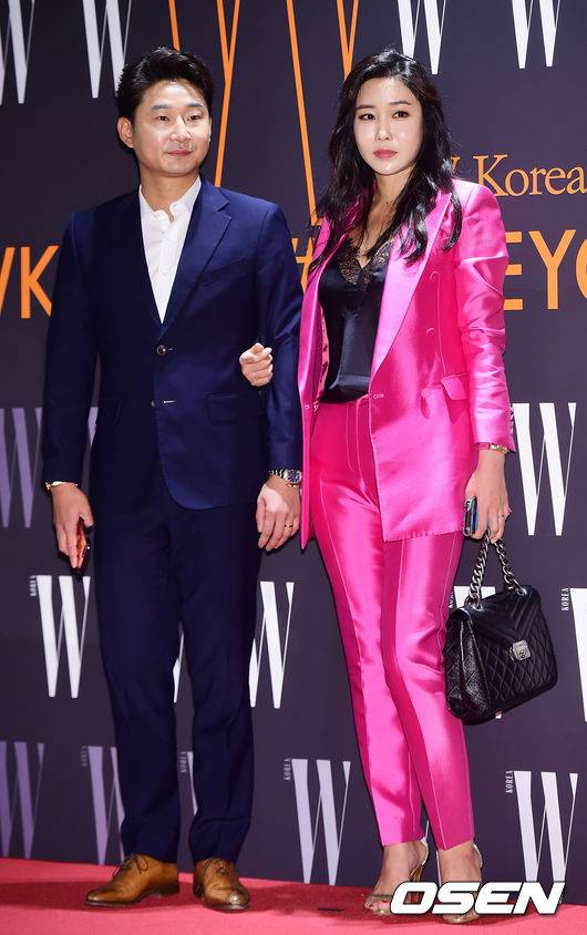 [OSEN=민경훈 기자] 27일 오후 서울시 용산구 서울드래곤시티 스카이브릿지에서 '더블유 코리아' 제12회 유방암 인식 향상 캠페인 자선 행사가 개최되어, 이를 기념하기 위한 포토행사가 진행됐다. 이천수-심하은 부부가 포토월에서 포즈를 취하고 있다./ rumi@osen.co.kr