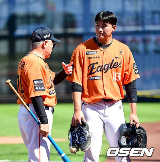 [OSEN=대전, 최규한 기자] 경기를 앞두고 훈련을 마친 한화 박준영과 김경문 감독이 인사를 나누고 있다. 2025.07.25 / dreamer@osen.co.kr