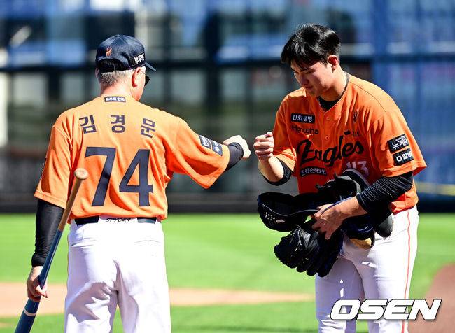 [OSEN=대전, 최규한 기자] 경기를 앞두고 훈련을 마친 한화 박준영과 김경문 감독이 인사를 나누고 있다. 2025.07.25 / dreamer@osen.co.kr