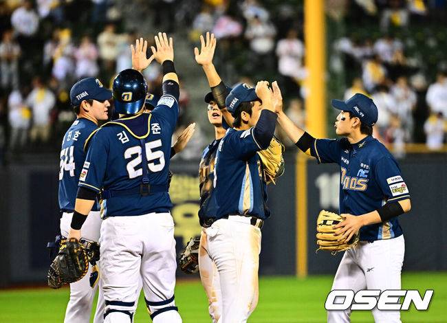 [OSEN=잠실, 지형준 기자] 프로야구 LG 트윈스가 자력 우승에 실패했다.&nbsp;NC 다이노스는 파죽의 8연승을 이어갔다.&nbsp;&nbsp;LG는 1일 서울 잠실구장에서 열린 2025 KBO리그 NC와 시즌 마지막 경기에서 3-7로 패배했다.&nbsp;한화가 이날 SSG전, 오는 3일 KT전에서 2승을 하지 못할 경우, LG는 우승을 차지한다. 만약 한화가 2승을 거두면, 1위 타이브레이커를 통해 우승팀을 가리게 된다. 경기를 마치고 NC 선수들이 승리를 기뻐하고 있다. 2025.10.01 /jpnews@osen.co.kr