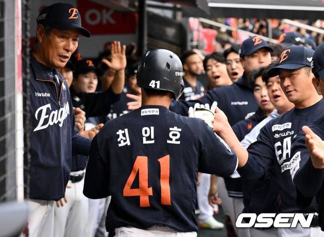 [OSEN=수원, 조은정 기자]3일 수원 KT위즈파크에서 ‘2025 신한 SOL Bank KBO리그’ KT 위즈와 한화 이글스의 시즌 최종전이 열렸다.KT가 오늘 경기를 승리하더라도 NC가 창원에서 SSG 랜더스를 제압하면 NC가 5위로 가을야구 막차를 탄다. KT가 5위가 될 수 있는 경우의 수는 총 3가지로, KT가 한화를 꺾고 NC가 SSG에 패하거나 무승부를 거두면 KT가 6년 연속 가을 무대를 밟는다. KT가 무승부를 거두고 NC가 패해도 5위는 KT의 차지다. 한화전을 내줄 경우 창원 경기 결과와 관계없이 가을야구 진출이 좌절된다.1회초 무사 2,3루 한화 최인호가 KT 오원석을 상대로 선제 3점 홈런을 날린 뒤 더그아웃에서 환영을 받고 있다. 2025.10.03 /cej@osen.co.kr