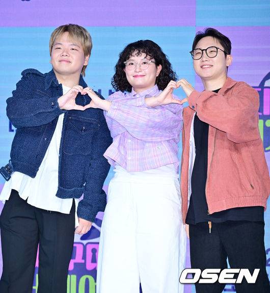 [OSEN=민경훈 기자] 20일 오후 서울 마포구 상암동 쇼킹 K-POP 스튜디오에서 ENA&nbsp;'지구마불 세계여행3' 제작발표회가 열렸다.‘지구마불3’는 여행 크리에이터&nbsp;3대장 빠니보틀,&nbsp;원지,&nbsp;곽튜브가 김태호&nbsp;PD에 의해 설계된 세계여행 부루마불 게임에 참여,&nbsp;주사위에 운명을 맡기고 세계 각지를 여행하는 과정을 담은 예능 프로그램이다.&nbsp;곽튜브, 원지, 빠니보틀이 포토타임을 갖고 있다. 2025.03.20 / rumi@osen.co.kr