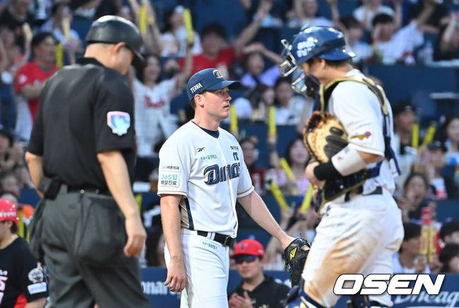 [OSEN=창원, 이석우 기자] 6일 창원NC파크에서 2025 신한 SOL 뱅크 KBO 리그 NC 다이노스와 KIA 타이거즈의 경기가 열렸다. 홈팀 NC는 라일리가, 방문팀 KIA는 올러가 선발 출전했다. NC 다이노스 선발투수 라일리가 5회초 무사 1,2루 KIA 타이거즈 김선빈에게 우중간 1타점 안타를 맞고 아쉬워하고 있다. 2025.09.06 / foto0307@osen.co.kr