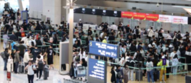 3일 인천국제공항 출국장에서 여행객들이 출국 수속을 밟고 있다. 뉴시스