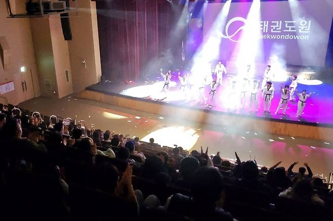 전북 무주 태권도원을 찾은 방문객들이 태권도 상설 공연을 관람하며 환호하고 있다. 태권도원 제공