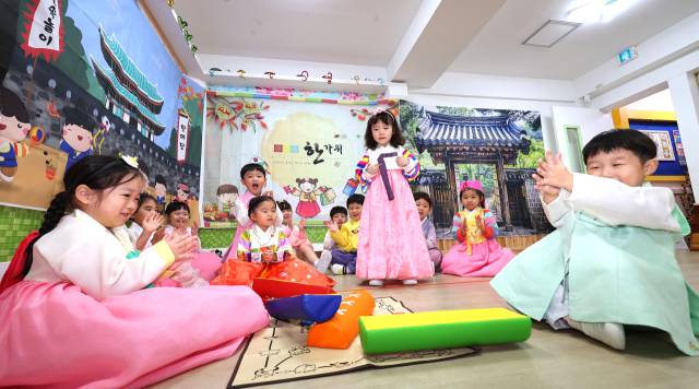 추석 연휴를 앞둔 1일 인천 부평구 한빛유치원에서 한복을 입은 원생들이 윷놀이하며 즐거워하고 있다. 연합뉴스