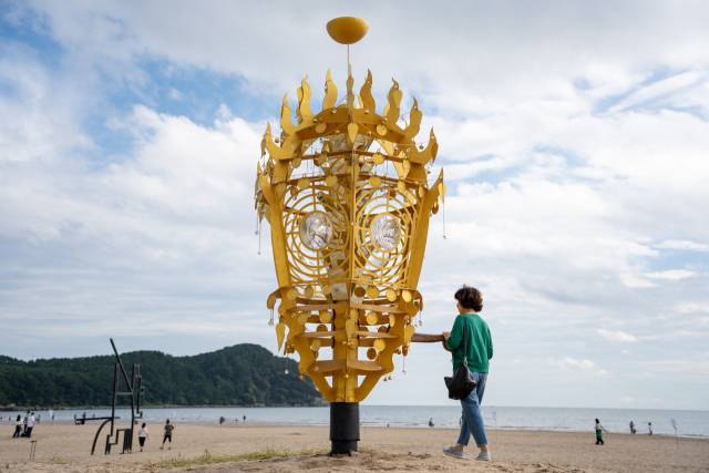 한 관람객이 '2025 바다미술제'에 출품된 김상돈 작가의 '알 그리고 등대'를 살펴보고 있다. ⓒ부산비엔날레조직위원회