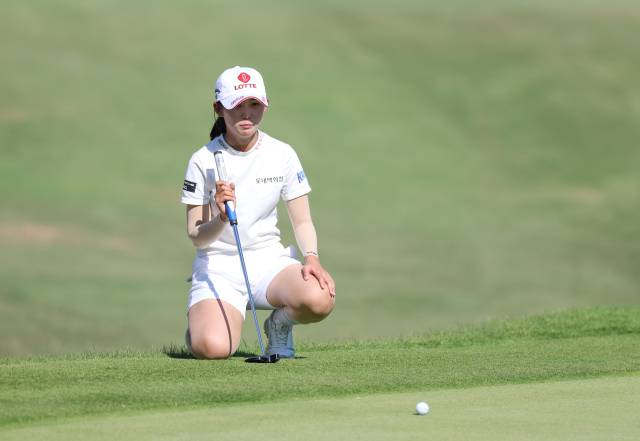 그린을 파악하고 있는 황유민. 사진 제공=대홍기획