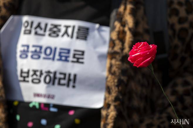 ​2021년 3·8 세계 여성의 날을 맞아 서울시 종로구 세종문화회관 계단에서 임신중지 건강보험 적용 및 유산유도제 도입을 요구하는 기자회견이 열렸다. ‘장애여성공감’ 활동가들은 이날 모두를 위한 임신중지 접근권 보장을 촉구하며 장미꽃을 들고 참석했다. ⓒ시사IN 신선영