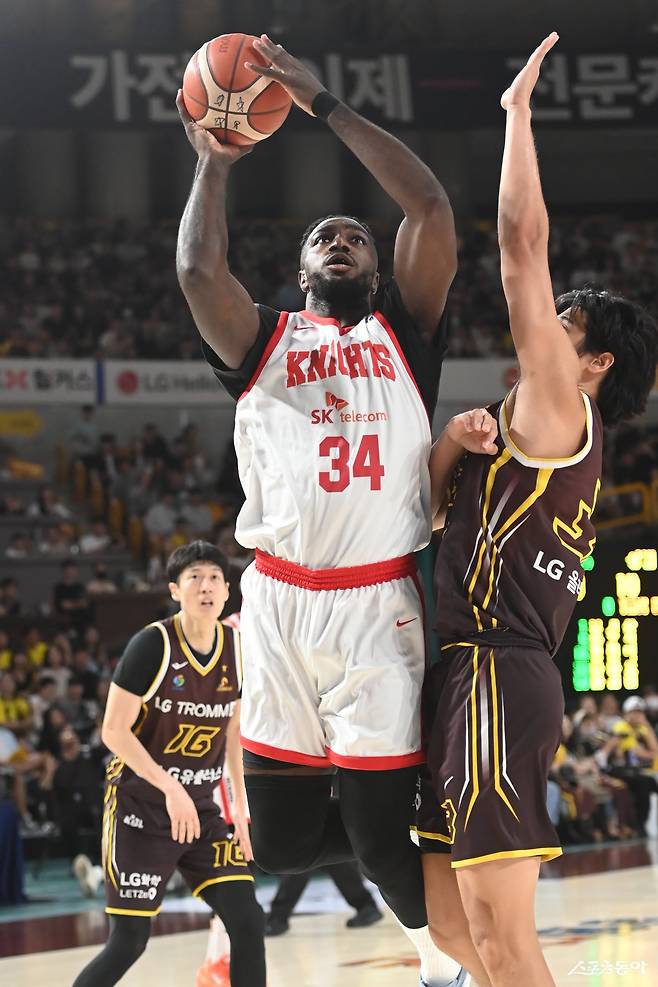 SK 자밀 워니(왼쪽)가 3일 창원체육관에서 열린 LG와 공식 개막전에서 골밑 공격을 시도하고 있다. SK가 연장 끝에 LG를 꺾고, 시즌 첫 승을 신고했다. 사진제공｜KBL