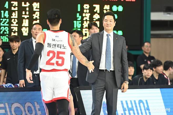 SK 알빈 톨렌티노(왼쪽)이 3일 창원체육관에서 열린 LG전 도중 교체로 나오며 전희철 감독과 하이파이브 하고 있다. 사진제공｜KBL