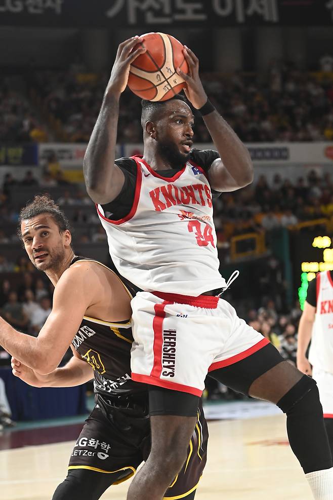 서울 SK 자밀 워니가 3일 창원 LG와의 2025~2026시즌 개막전 원정 경기에서 아셈 마레이를 상대로 리바운드를 따내고 있다. KBL 제공