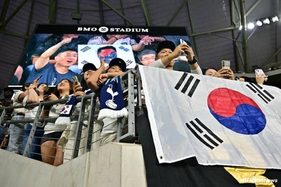 지난달 미국 로스앤젤레스의 BMO 스타디움에서 열린 2025시즌 미국 메이저리그 사커(MLS) 서부 컨퍼런스 29라운드 홈 경기에서 LAFC 팬들이 태극기와 토트넘 홋스퍼 머플러를 경기장에 걸치고 손흥민을 응원하고 있다. /AFPBBNews=뉴스1