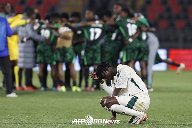 3일(한국시간) 칠레 탈카의 에스타디오 피스칼에서 열린 2025 국제축구연맹(FIFA) 20세 이하(U-20) 월드컵 조별리그 F조 2차전 나이지리아전 패배 후 아쉬워하고 있는 사우디아라비아 선수. /AFPBBNews=뉴스1