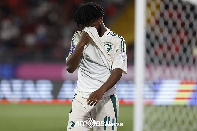 3일(한국시간) 칠레 탈카의 에스타디오 피스칼에서 열린 2025 국제축구연맹(FIFA) 20세 이하(U-20) 월드컵 조별리그 F조 2차전 나이지리아전 패배 후 아쉬워하고 있는 사우디아라비아 선수. /AFPBBNews=뉴스1