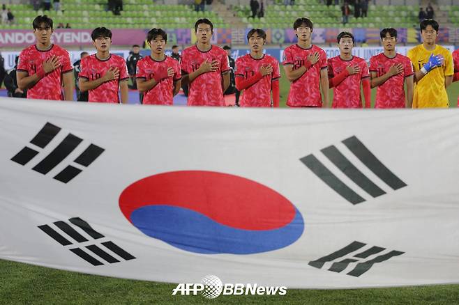 1일(한국시간) 칠레 발파라이소의 에스타디오 엘리아스 피게로아 브란데르에서 열린 2025 국제축구연맹(FIFA) 20세 이하(U-20) 월드컵 조별리그 B조 2차전에 나선 한국 U-20 대표팀 선수들. /AFPBBNews=뉴스1