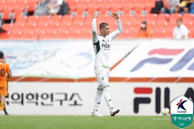 전북 현대 티아고가 3일 제주 SK전에서 골을 넣은 뒤 기뻐하고 있다. /사진=한국프로축구연맹 제공