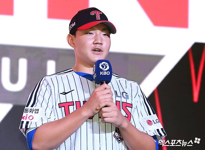 17일 오후 서울 송파구 롯데호텔 월드에서 열린 '2026 KBO 신인 드래프트'에 참석한 LG 트윈스에서 양우진(경기항공고)이 1라운드 8순위로 지명된 뒤 소감을 전하고 있다. 엑스포츠뉴스 DB