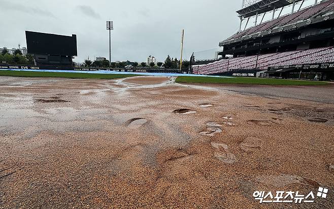 3일 오후 광주-KIA챔피언스필드에서 열릴 예정이었던 2025 신한 SOL Bank KBO리그 삼성 라이온즈와 KIA 타이거즈의 정규시즌 팀 간 16차전이 우천으로 취소됐다. 두 팀의 경기는 4일 재편성됐다. 포스트시즌 일정이 하루씩 밀리면서 와일드카드 결정전 1차전은 6일 진행된다. 엑스포츠뉴스 DB
