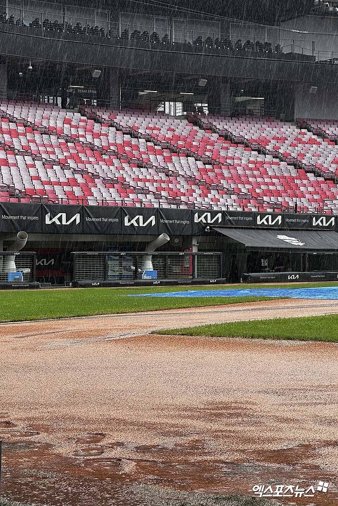 3일 오후 광주-KIA챔피언스필드에서 열릴 예정이었던 2025 신한 SOL Bank KBO리그 삼성 라이온즈와 KIA 타이거즈의 정규시즌 팀 간 16차전이 우천으로 취소됐다. 두 팀의 경기는 4일 재편성됐다. 포스트시즌 일정이 하루씩 밀리면서 와일드카드 결정전 1차전은 6일 진행된다. 엑스포츠뉴스 DB