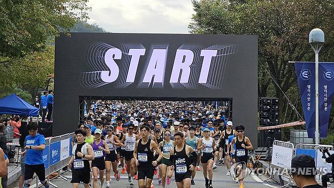 2025 춘천연합마라톤 '힘찬 출발' (춘천=연합뉴스) 양지웅 기자 = 개천절인 3일 강원 춘천시 남산면 엘리시안강촌 리조트에서 열린 2025 춘천연합마라톤에서 참가자들이 힘차게 출발하고 있다. 2025.10.3 yangdoo@yna.co.kr