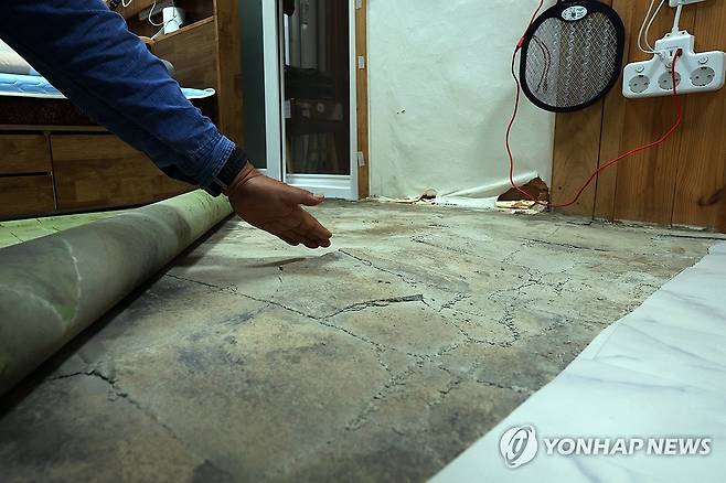 쩍 갈라진 주택 (광주=연합뉴스) 정다움 기자 = 3일 오전 광주 북구 중흥동 도시철도 2호선 공사 현장 인근 주택 바닥이 갈라져 있다. 중흥삼거리 일대 13개 건축물은 지난달 18일 광주시의 긴급 정밀안전 점검 용역에서 긴급 보수·보강이 필요하거나 사용을 금지해야 하는 D·E등급을 받았다. 2025.10.3 daum@yna.co.kr