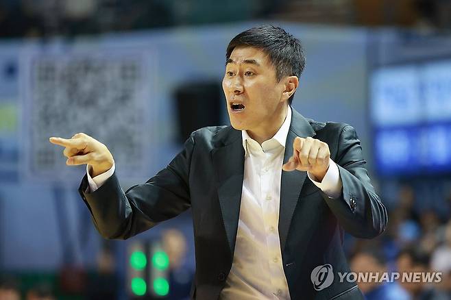 판정 관련 항의하는 이상민 감독 (서울=연합뉴스) 신현우 기자 = 3일 서울 잠실실내체육관에서 열린 2025-2026 LG전자 프로농구 개막전 서울 삼성과 부산 KCC의 경기. 부산 KCC 이상민 감독이 판정과 관련해 항의하고 있다. 2025.10.3 nowwego@yna.co.kr