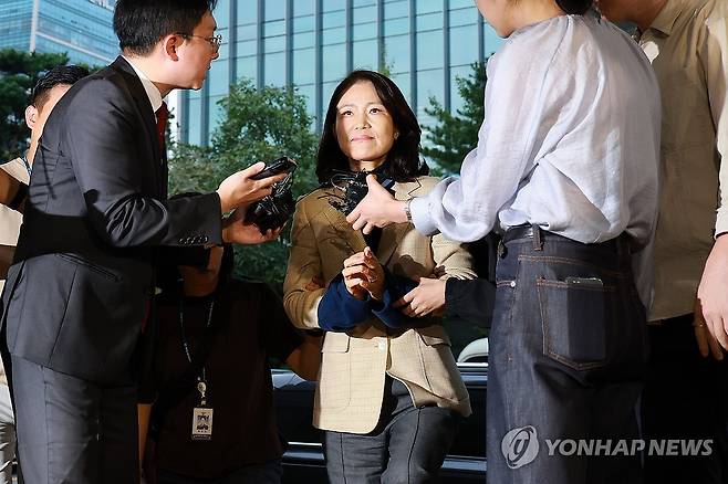 압송되는 이진숙 전 방통위원장 (서울=연합뉴스) 신현우 기자 = 국가공무원법 및 공직선거법 위반 등의 혐의로 체포된 이진숙 전 방송통신위원장이 2일 서울 영등포경찰서로 압송되고 있다. 2025.10.2 nowwego@yna.co.kr