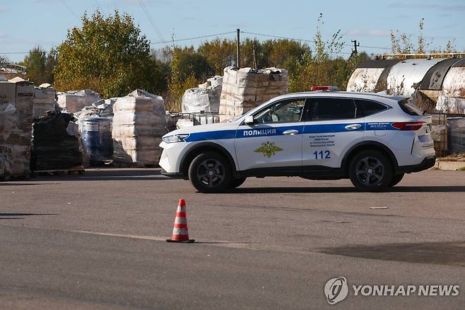 가짜 술 사건 조사하는 러시아 경찰 [타스 연합뉴스 자료사진. 재판매 및 DB 금지]