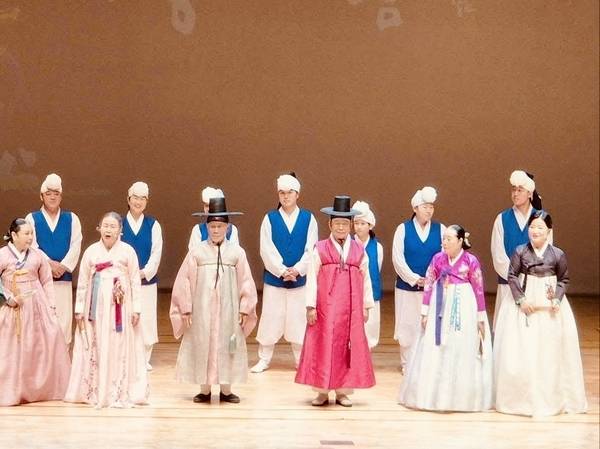 지난 3일 부평아트센터 해누리극장에서 개최된 ‘제10회 청어람’ 공연에서 이날 출연한 명창들과 출연진이 다함께 ‘육자배기’를 부르고 있다. /독자 제공