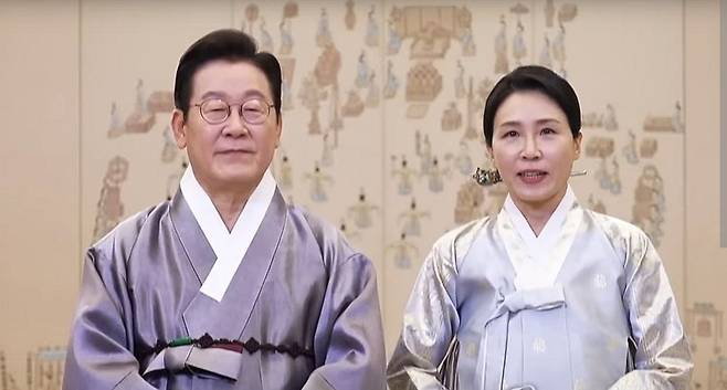 ▲ 이재명 대통령과 김혜경 여사가 명절 인사를 전하고 있다. /연합뉴스