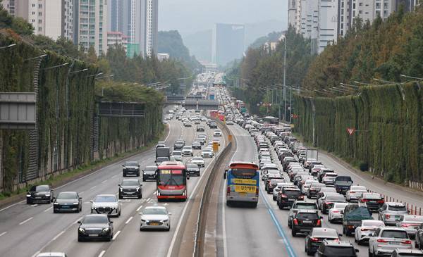 추석 연휴 첫날 귀성 행렬. /연합뉴스